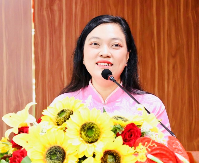 Bà Huỳnh Anh Phương Thảo trình bày chương trình hành động trước cử tri phường Cầu Kiệu