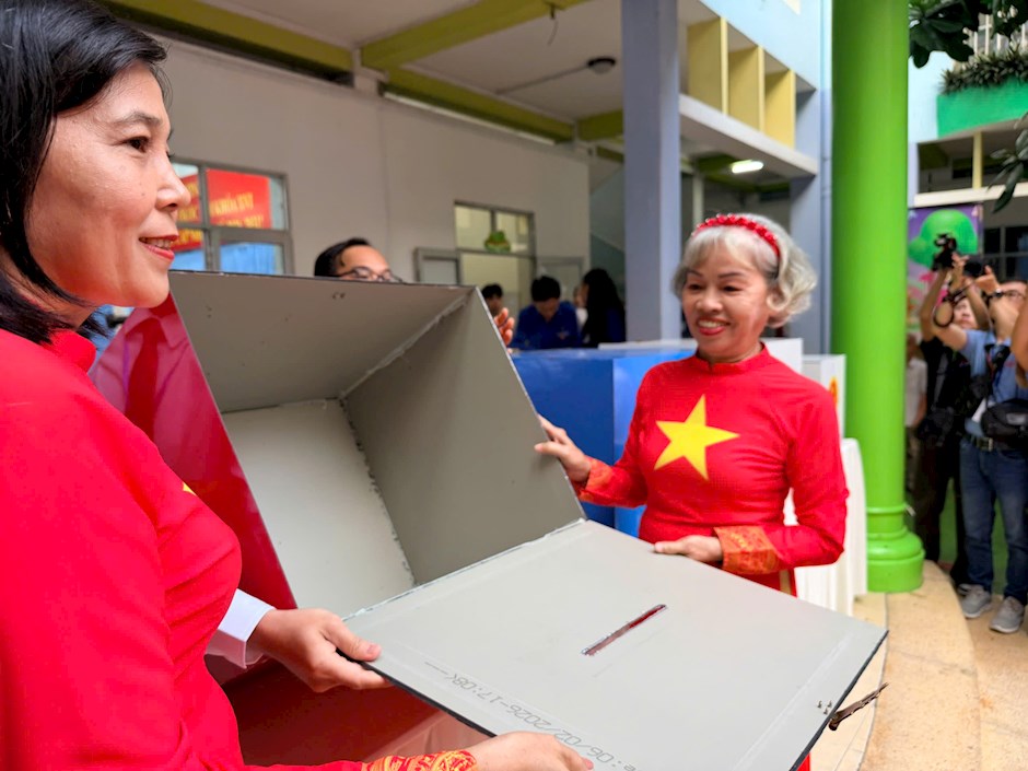 Thành viên tổ bầu cử, đại diện cử tri kiểm tra thùng phiếu trước giờ bỏ phiếu tại khu vực bỏ phiếu số 2, phường Xuân Hòa