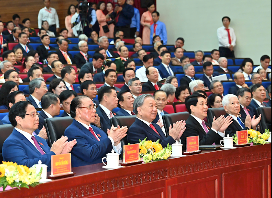 Tổng B&iacute; thư T&ocirc; L&acirc;m v&agrave; c&aacute;c đồng ch&iacute; l&atilde;nh đạo, nguy&ecirc;n l&atilde;nh đạo Đảng, Nh&agrave; nước, bộ ng&agrave;nh Trung ương v&agrave; TPHCM dự Đại hội đại biểu Đảng bộ TPHCM lần thứ I. (Ảnh: SGGP)