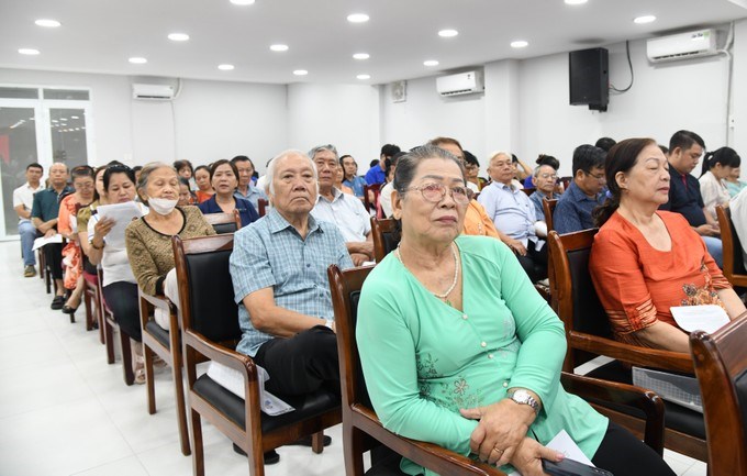 Cử tri nghe chương trình hành động của những người ứng cử