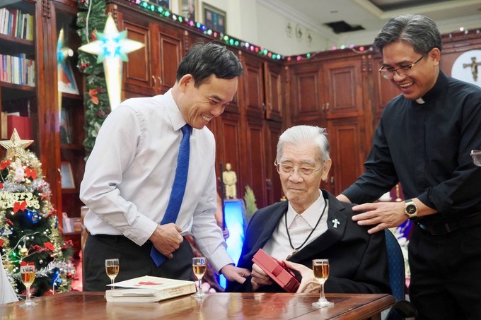 Đồng chí Trần Lưu Quang, Bí thư Trung ương Đảng, Bí thư Thành ủy TPHCM thăm, chúc mừng Giáng sinh Đức Hồng y Gioan Baotixita Phạm Minh Mẫn. (Ảnh: SGGP)