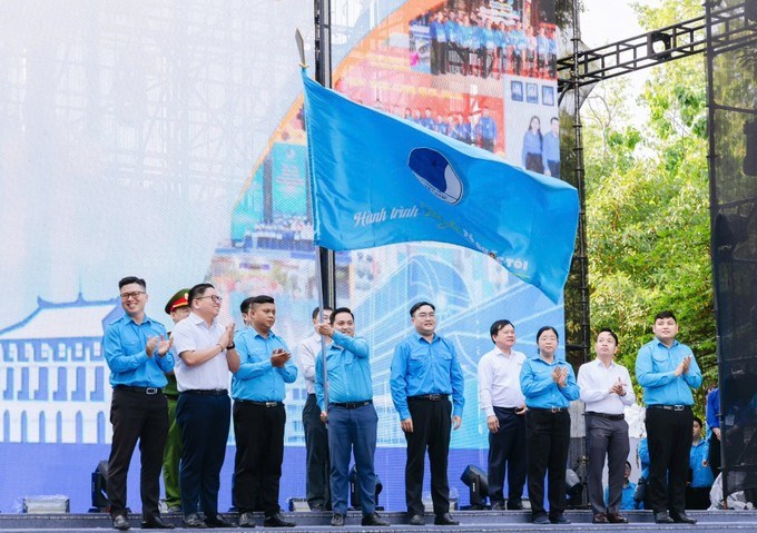 Phó Chủ tịch Hội LHTN Việt Nam TPHCM Nguyễn Vĩnh Kha nhận cờ phát động hành trình “Tôi yêu Tổ quốc tôi”