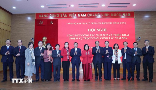 Thường trực Ban B&iacute; thư Trần Cẩm T&uacute; c&ugrave;ng c&aacute;c đồng ch&iacute; l&atilde;nh đạo dự hội nghị. (Ảnh: TTXVN)