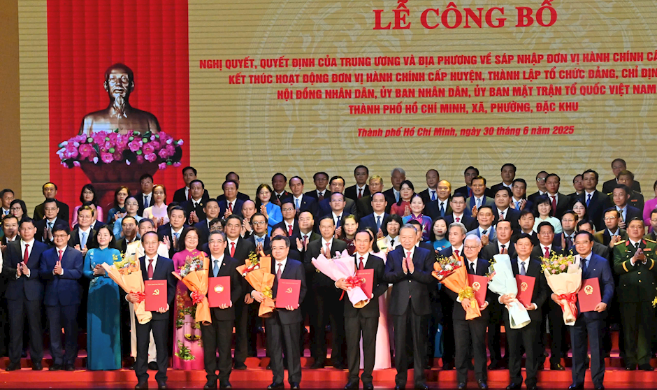 Tổng B&iacute; thư T&ocirc; L&acirc;m trao Quyết định của Bộ Ch&iacute;nh trị về chỉ định Ban Chấp h&agrave;nh Đảng bộ TPHCM (mới) v&agrave; Ban Thường vụ Th&agrave;nh ủy TPHCM (mới), nhiệm kỳ 2020-2025. (Ảnh: SGGP)