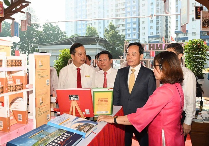 Bí thư Thành ủy TPHCM Trần Lưu Quang cùng các đồng chí lãnh đạo, đại biểu tham quan khu vực triển lãm báo chí - xuất bản. (Ảnh: SGGP)