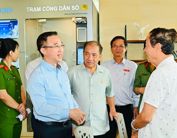 Đồng ch&iacute; Đặng Minh Th&ocirc;ng khảo s&aacute;t thực tế &ldquo;Trạm c&ocirc;ng d&acirc;n số&rdquo;. (Ảnh: SGGP)