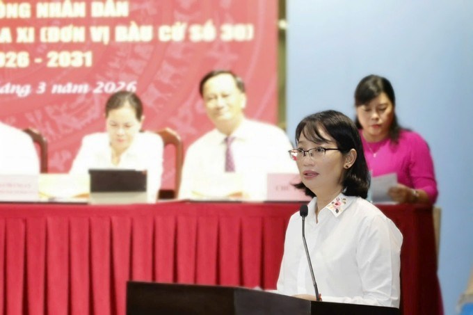 Phó Chủ tịch UBND TPHCM Trần Thị Diệu Thúy trao đổi với cử tri