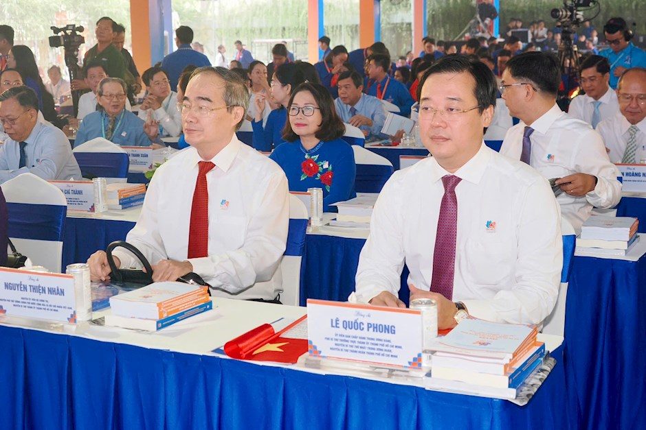 Đồng ch&iacute; Nguyễn Thiện Nh&acirc;n v&agrave; đồng ch&iacute; L&ecirc; Quốc Phong dự đại hội. (Ảnh: SGGP)