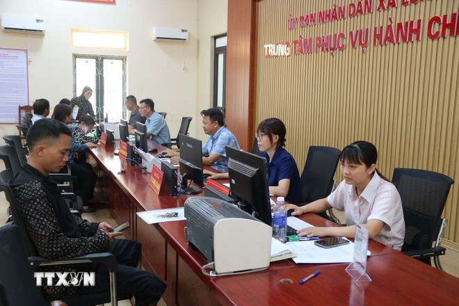 Hoạt động tại Trung t&acirc;m Phục vụ h&agrave;nh ch&iacute;nh c&ocirc;ng x&atilde; Long Hưng (tỉnh Hưng Y&ecirc;n). (Ảnh: TTXVN)