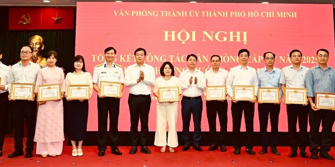 L&atilde;nh đạo Th&agrave;nh ủy v&agrave; L&atilde;nh đạo Văn ph&ograve;ng Th&agrave;nh ủy tặng bằng khen cho c&aacute;c tập thể đạt ho&agrave;n th&agrave;nh xuất sắc trong c&ocirc;ng t&aacute;c văn ph&ograve;ng cấp ủy năm 2025