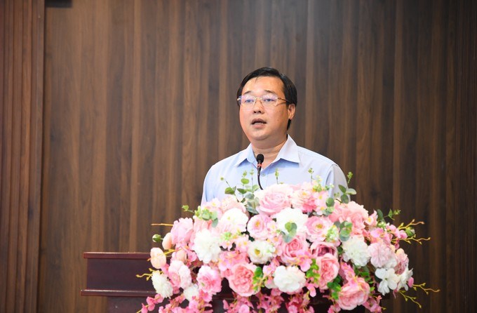 Phó Bí thư Thường trực Thành ủy TPHCM Lê Quốc Phong trao đổi với cử tri