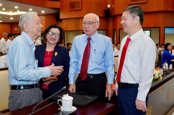 Đồng ch&iacute; Dương Anh Đức tr&ograve; chuyện, thăm hỏi c&aacute;c đồng ch&iacute; nguy&ecirc;n l&atilde;nh đạo TPHCM, nguy&ecirc;n l&atilde;nh đạo Ban Tuy&ecirc;n gi&aacute;o, Ban D&acirc;n vận Th&agrave;nh ủy qua c&aacute;c thời kỳ. (Ảnh: SGGP)