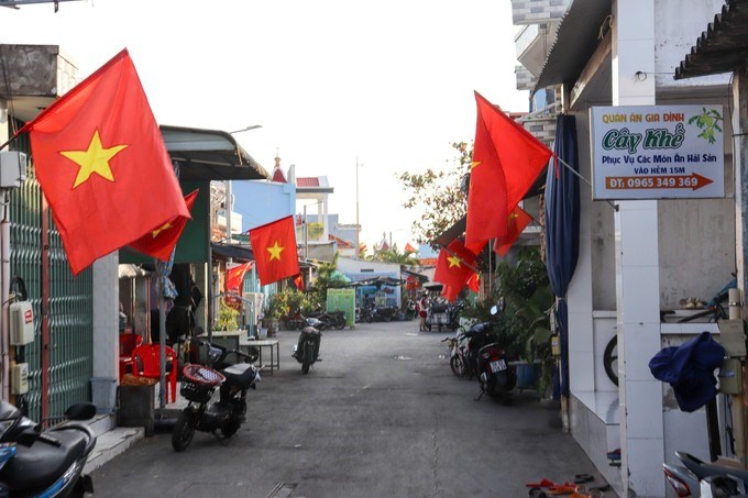 Cờ đỏ sao vàng được treo dọc các con đường