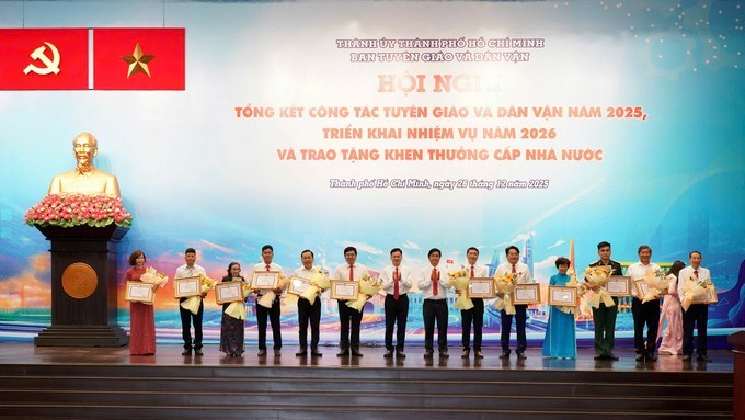 C&aacute;c c&aacute; nh&acirc;n vinh dự nhận Bằng khen của Chủ tịch UBND TPHCM. (Ảnh: SGGP)