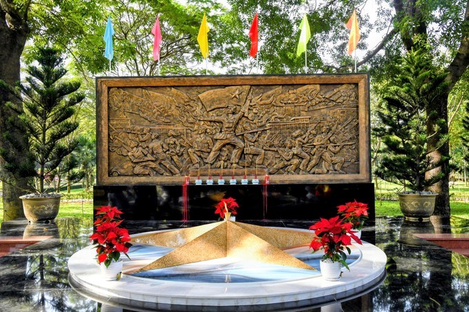 C&ocirc;ng tr&igrave;nh Bia tưởng niệm trong khu&ocirc;n vi&ecirc;n Nghĩa trang liệt sĩ TPHCM. (Ảnh: SGGP)
