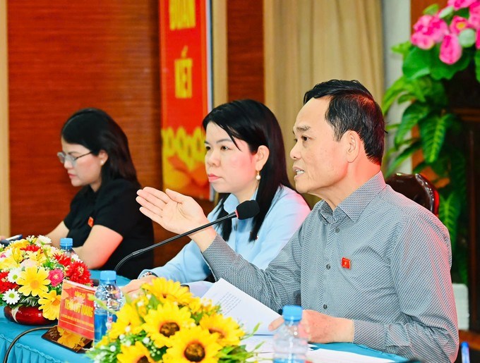 Bí thư Thành ủy TPHCM Trần Lưu Quang trao đổi với các cử tri. (Ảnh SGGP)