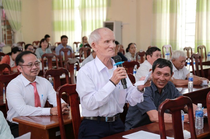 Cử tri nêu ý kiến tại buổi tiếp xúc