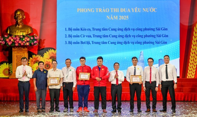 Dịp n&agrave;y, Đảng ủy phường S&agrave;i G&ograve;n trao trao Kỷ niệm chương &ldquo;V&igrave; sự nghiệp x&acirc;y dựng v&agrave; ph&aacute;t triển TP Hồ Ch&iacute; Minh&rdquo; v&agrave; khen thưởng nhiều tập thể, tổ chức Đảng v&agrave; đảng vi&ecirc;n c&oacute; th&agrave;nh t&iacute;ch xuất sắc trong thực hiện nhiệm vụ, c&aacute;c phong tr&agrave;o thi đua năm 2025