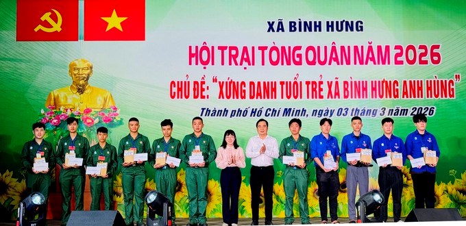 Lãnh đạo xã Bình Hưng trao quà động viên đến các thanh niên trúng tuyển nghĩa vụ quân sự và Công an nhân dân năm 2026. Ảnh: ĐÌNH DƯ