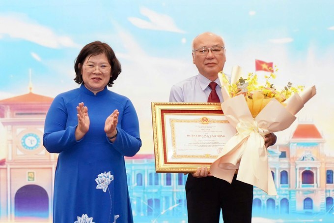 Đồng ch&iacute; Phan Nguyễn Như Khu&ecirc;, nguy&ecirc;n Ủy vi&ecirc;n Ban Thường vụ Th&agrave;nh ủy, nguy&ecirc;n Trưởng Ban Tuy&ecirc;n gi&aacute;o Th&agrave;nh ủy TPHCM vinh dự nhận Hu&acirc;n chương Lao động hạng Nhất của Chủ tịch nước. (Ảnh: SGGP)