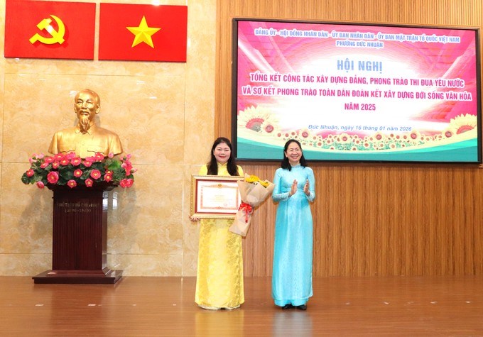 B&iacute; thư Đảng ủy phường Đức Nhuận Phan Thị Thanh Phương trao Bằng khen của Thủ tướng Ch&iacute;nh phủ đến Ph&oacute; B&iacute; thư Thường trực Đảng ủy phường Đức Nhuận Trần Xu&acirc;n Nguy&ecirc;n