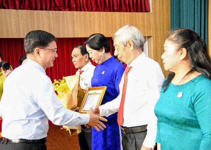 Đồng ch&iacute; Nguyễn Mạnh Cường trao bằng khen đến c&aacute;c tập thể, c&aacute; nh&acirc;n xuất sắc