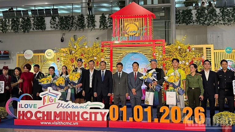 L&atilde;nh đạo th&agrave;nh phố, Sở Du lịch đ&oacute;n tiếp đo&agrave;n kh&aacute;ch thứ 2 từ Qatar đến Th&agrave;nh phố Hồ Ch&iacute; Minh.