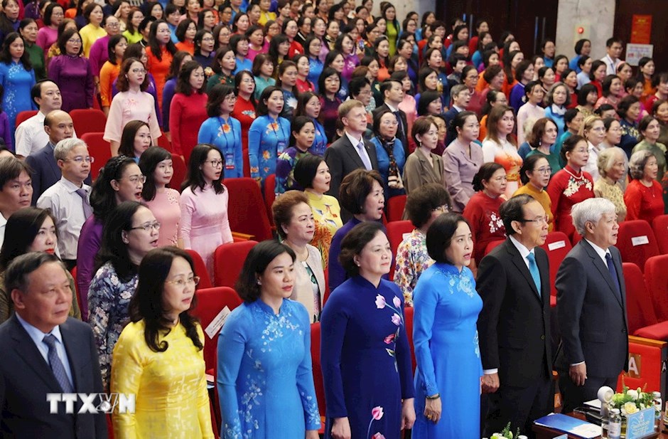 Các đại biểu thực hiện nghi lễ chào cờ. (Ảnh: TTXVN)