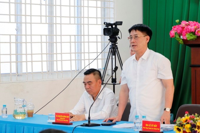 Ph&oacute; Tổng Thanh tra Ch&iacute;nh phủ L&ecirc; Sỹ Bảy trao đổi với người d&acirc;n. (Ảnh: SGGP)