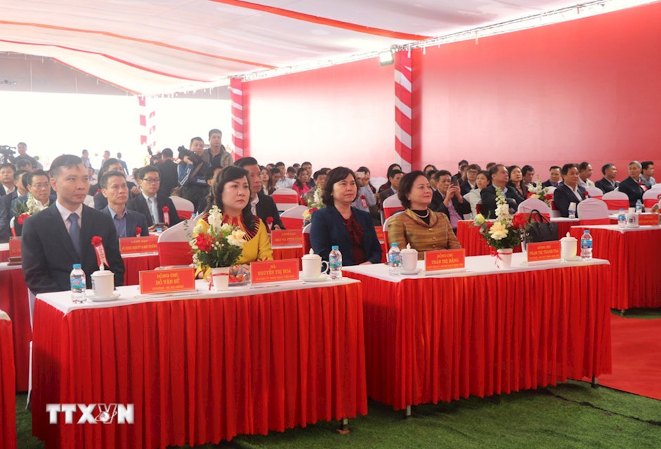 Sáng 19/12/2025, tại tỉnh Bắc Ninh, Bà Phạm Thị Thanh Trà, Ủy viên Ban Chấp hành Trung ương Đảng, Phó Thủ tướng Chính phủ (hàng 1, ngoài cùng bên phải) dự lễ khởi công Dự án Đầu tư phát triển kết cấu hạ tầng khu công nghiệp Quế Võ II - Giai đoạn 2. Đây là 1 trong 11 điểm cầu trực tiếp được kết nối với điểm cầu trung tâm và 67 điểm cầu trực tuyến tới tại các công trình, dự án tại Lễ khởi công, khánh thành, thông xe kỹ thuật các dự án, công trình chào mừng Đại hội đại biểu toàn quốc lần thứ XIV của Đảng. (Ảnh: TTXVN)