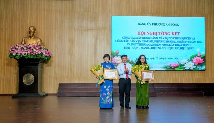 Đồng ch&iacute; Nguyễn Mạnh Cường trao bằng khen của UBND TPHCM đến Đảng ủy, UBND phường An Đ&ocirc;ng