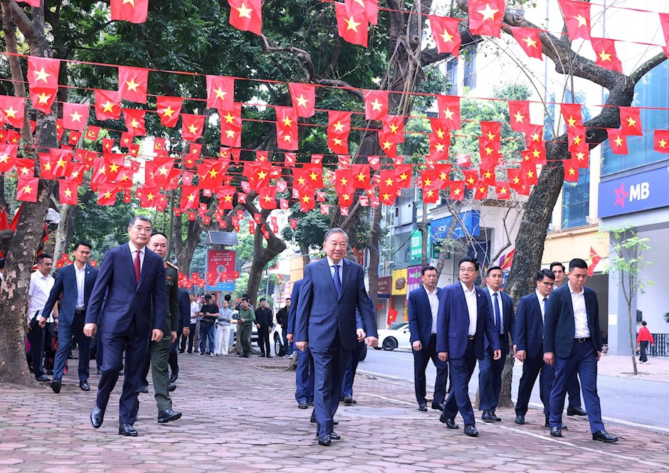 Tổng Bí thư Tô Lâm và các cử tri đến điểm bỏ phiếu Khu vực bỏ phiếu số 02 phường Ba Đình, thành phố Hà Nội. (Ảnh: TTXVN)