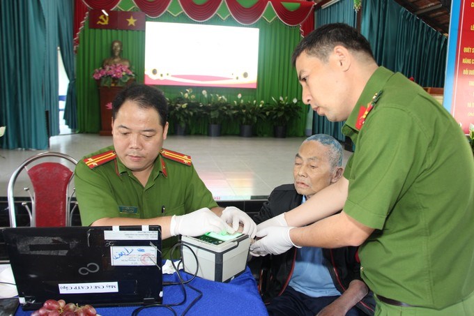 C&aacute;n bộ Ph&ograve;ng PC06 C&ocirc;ng an TPHCM hỗ trợ l&agrave;m căn cước mới cho c&aacute;c đối tượng