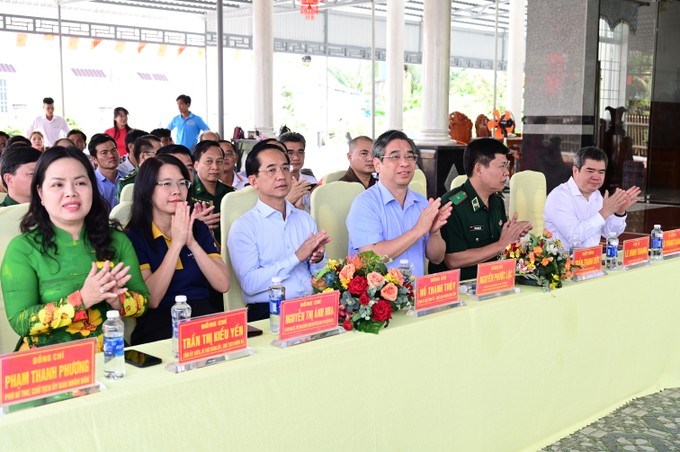 Đồng chí Nguyễn Phước Lộc cùng các đại biểu dự lễ khánh thành 2 cây cầu giao thông nông thôn ở xã Thới Bình. (Ảnh: SGGP)