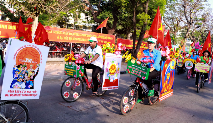 Xe hoa diễu hành trên các tuyến phố