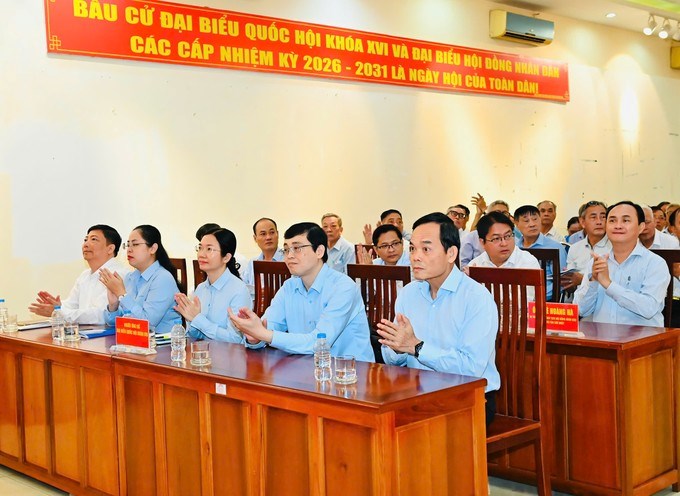 Bí thư Thành ủy TPHCM Trần Lưu Quang cùng các ứng cử viên ĐBQH dự hội nghị tiếp xúc cử tri. (Ảnh: SGGP)