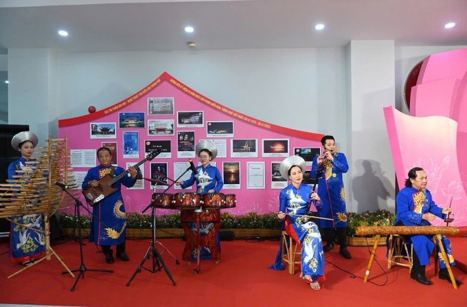 Biểu diễn nghệ thuật truyền thống bên ngoài hội trường hội nghị. (Ảnh: SGGP)