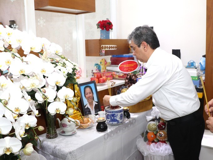 Đồng ch&iacute; Nguyễn Phước Lộc thắp n&eacute;n nhang l&ecirc;n b&agrave;n thờ b&agrave; Huỳnh Thị Anh Đ&agrave;o