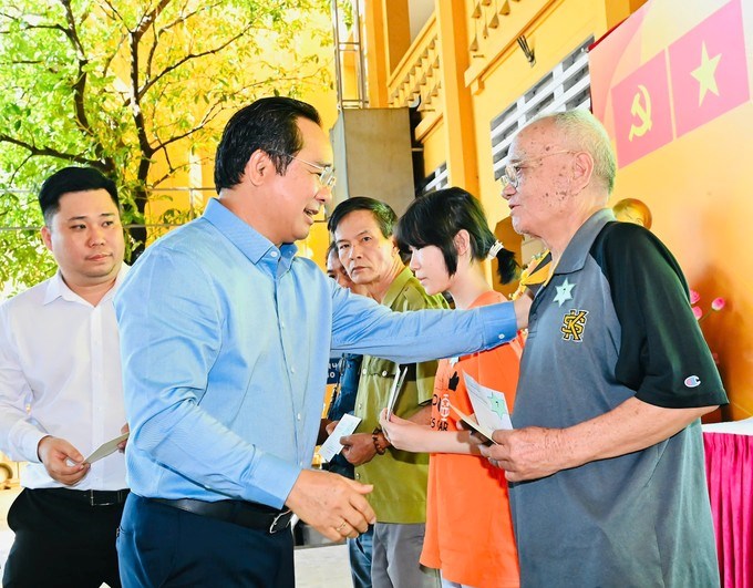 Chủ tịch UBND TPHCM trao c&aacute;c phần qu&agrave; đến c&aacute;c hộ gia đ&igrave;nh c&oacute; ho&agrave;n cảnh kh&oacute; khăn tr&ecirc;n địa b&agrave;n phường nh&acirc;n dịp chuẩn bị đ&oacute;n Tết cổ truyền của d&acirc;n tộc. (Ảnh: SGGP)