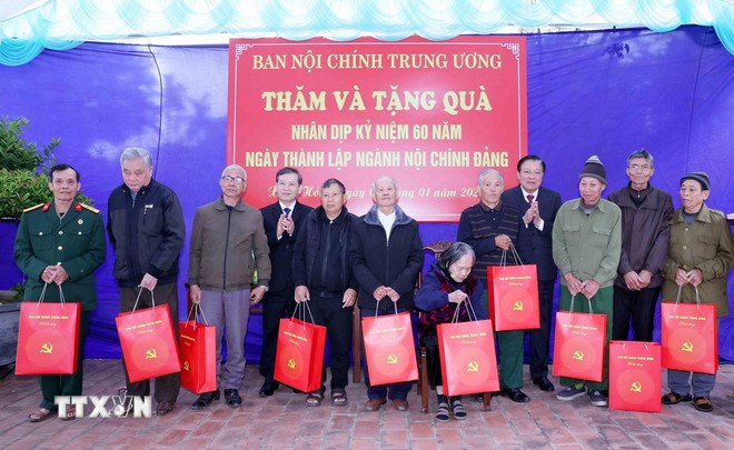 Ủy vi&ecirc;n Bộ Ch&iacute;nh trị, B&iacute; thư Trung ương Đảng, Trưởng Ban Nội ch&iacute;nh Trung ương Phan Đ&igrave;nh Trạc tặng qu&agrave; cho gia đ&igrave;nh c&oacute; c&ocirc;ng với c&aacute;ch mạng tại x&atilde; Xu&acirc;n Hồng, tỉnh Ninh B&igrave;nh. (Ảnh: TTXVN)