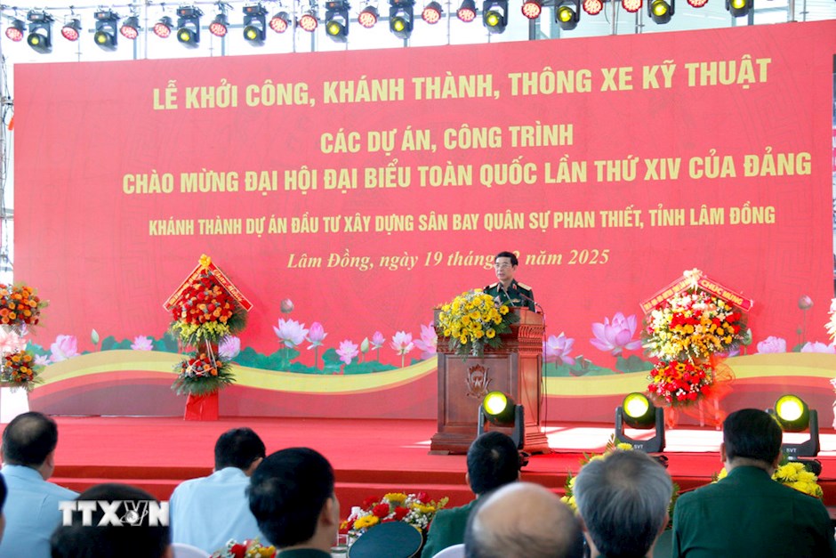 Sáng 19/12/2025, tại phường Mũi Né (Lâm Đồng), Quân chủng Phòng không - Không quân tổ chức Lễ khánh thành sân bay quân sự Phan Thiết. Dự án xây dựng sân bay quân sự Phan Thiết có tổng mức đầu tư 7.925 tỷ đồng, được thiết kế theo tiêu chuẩn quân sự cấp I và dân dụng cấp 4E ICAO. Đại tướng Phan Văn Giang, Ủy viên Bộ Chính trị, Bộ trưởng Bộ Quốc phòng cũng lãnh đạo các Bộ, ngành và tỉnh Lâm Đồng dự lễ khánh thành. (Ảnh: TTXVN)