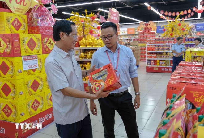 Ph&oacute; Gi&aacute;m đốc Sở C&ocirc;ng Thương th&agrave;nh phố Cần Thơ Huỳnh Thanh Sử kiểm tra h&agrave;ng ho&aacute; phục vụ Tết nguy&ecirc;n đ&aacute;n B&iacute;nh Ngọ ở si&ecirc;u thị Lotte Mart Cần Thơ. (Ảnh: TTXVN)