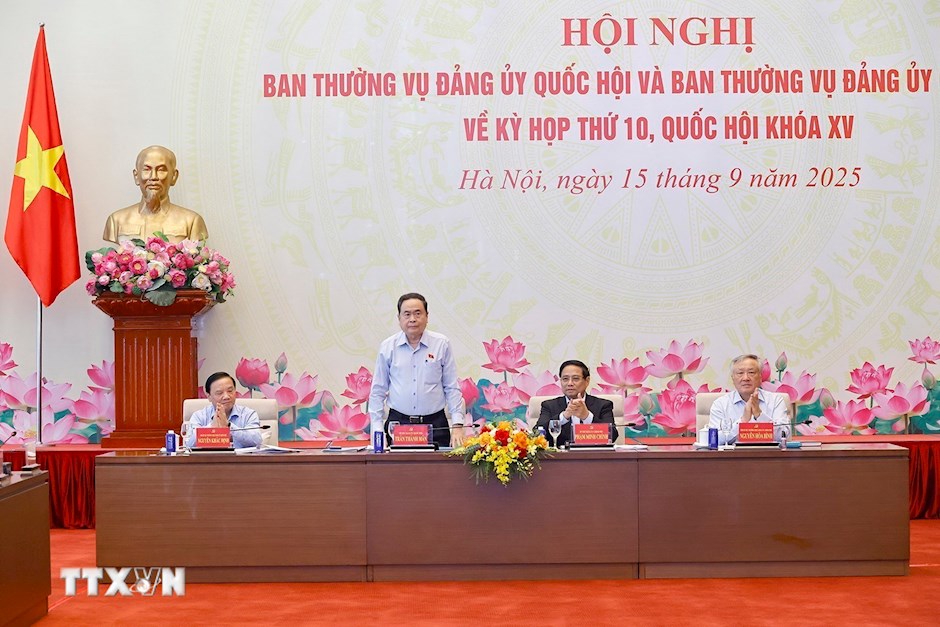 Chủ tịch Quốc hội Trần Thanh Mẫn v&agrave; Thủ tướng Ch&iacute;nh phủ Phạm Minh Ch&iacute;nh đồng chủ tr&igrave; Hội nghị Ban Thường vụ Đảng ủy Quốc hội v&agrave; Ban Thường vụ Đảng ủy Ch&iacute;nh phủ về Kỳ họp thứ 10, Quốc hội kh&oacute;a XV. (Ảnh: TTXVN)