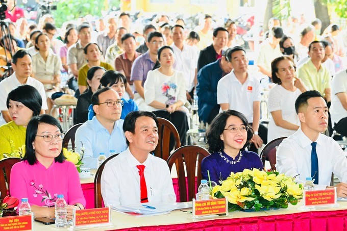 Đ&ocirc;ng đảo người d&acirc;n, đảng vi&ecirc;n phường Bến Th&agrave;nh đến dự hội nghị s&aacute;ng 4/1. (Ảnh: SGGP)