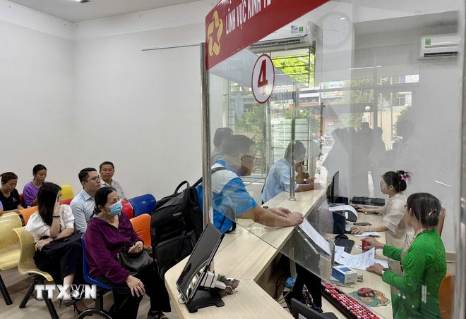 Người dân đến làm thủ tục tại Trung tâm hành chính công phường Gia Định. (Ảnh: TTXVN)