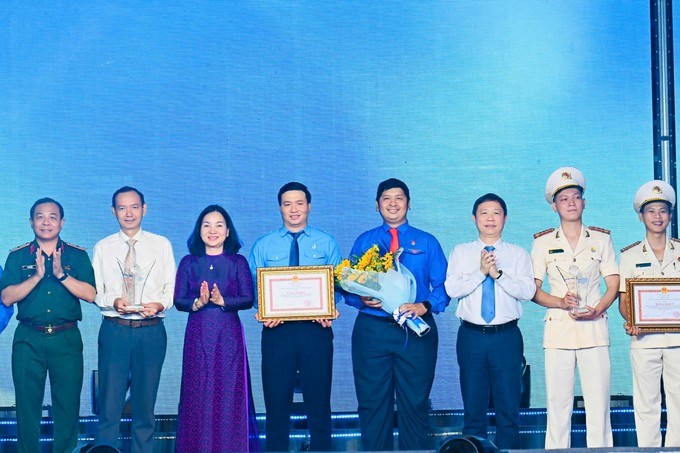 Đồng chí Dương Anh Đức và đồng chí Trương Thị Bích Hạnh chúc mừng các tập thể được trao Giải thưởng Hồ Hảo Hớn năm 2026. (Ảnh: SGGP)