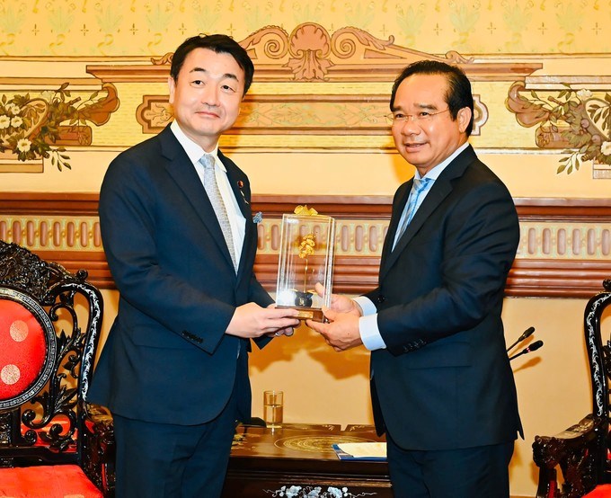 Đồng ch&iacute; Nguyễn Văn Được tặng qu&agrave; lưu niệm đến &ocirc;ng Sasaki Hajime. (Ảnh SGGP)