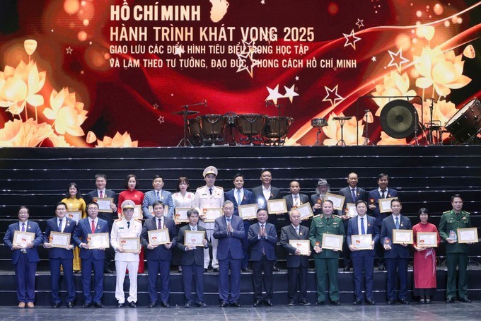 Tổng B&iacute; thư T&ocirc; L&acirc;m, Thường trực Ban B&iacute; thư Trần Cẩm T&uacute; chụp ảnh c&ugrave;ng c&aacute;c c&aacute; nh&acirc;n, tập thể điển h&igrave;nh trong học tập v&agrave; l&agrave;m theo tư tưởng, đạo đức, phong c&aacute;ch Hồ Ch&iacute; Minh. (Ảnh: SGGP)