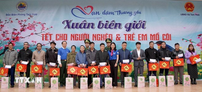 Trao h&agrave;ng trăm suất qu&agrave; Tết cho c&aacute;c hộ ngh&egrave;o, cận ngh&egrave;o x&atilde; Tam Hợp, huyện Tương Dương (Nghệ An). (Ảnh: TTXVN)