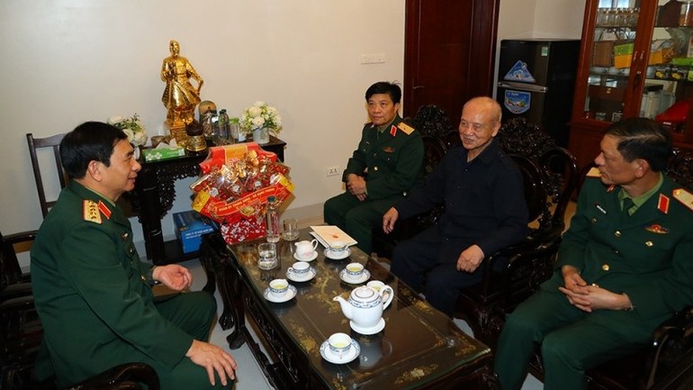 Đại tướng Phan Văn Giang thăm hỏi sức khỏe Đại tướng Phạm Văn Tr&agrave;.